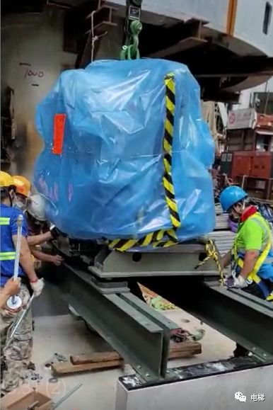 实拍 国外高速电梯主机